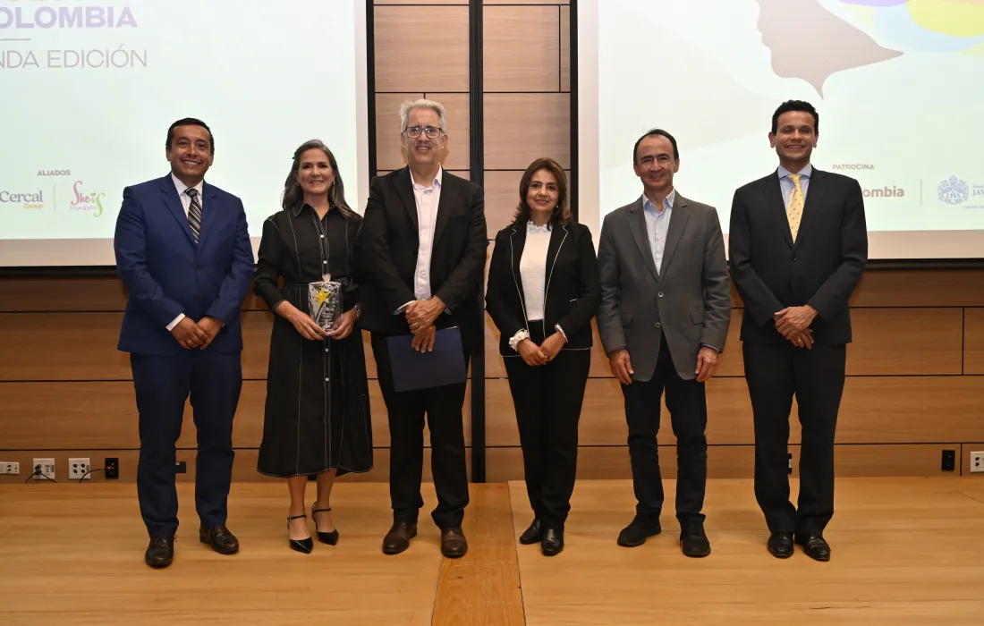 María Clara Betancourt Velazco, ganadora del Premio Ada Byron Colombia, junto Andrés Rosas Wulfers, vicerrector de Extensión y Relaciones Interinstitucionales, Lope Hugo Barrero, Decano de la Facultad de Ingeniería y Alba Alicia Trespalacios, decana de la Facultad de Ciencias de la Javeriana Bogotá, y Camilo Rocha, decano de la Facultada de Ingeniería y Ciencias de la Javeriana Cali. María Clara Betancourt Velazco, ganadora del Premio Ada Byron Colombia, junto Andrés Rosas Wulfers, vicerrector de Extensión y Relaciones Interinstitucionales, Lope Hugo Barrero, Decano de la Facultad de Ingeniería y Alba Alicia Trespalacios, decana de la Facultad de Ciencias de la Javeriana Bogotá, y Camilo Rocha, decano de la Facultada de Ingeniería y Ciencias de la Javeriana Cali.