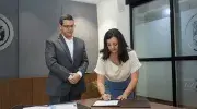 Ana Marcela Uribe Figueroa, directora de la Maestría en Psicología de la Salud realizando la firma del acta de su posesión, a su izquierda Pablo Rubén Vernaza Gómez, secretario general de la Seccional. 
