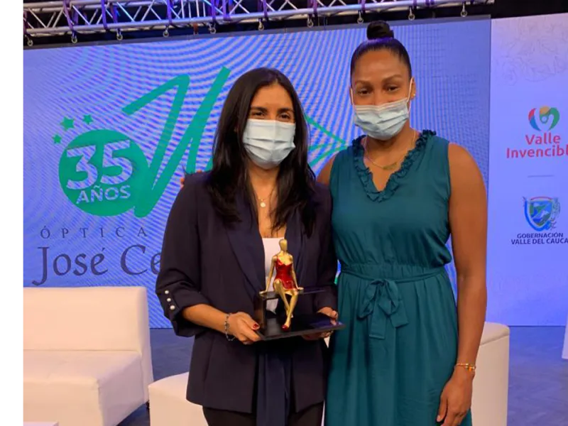 Lya Paola Sierra obtuvo el Galardón de la Mujer Vallecaucana en el ámbito científico educativo Lya Paola Sierra obtuvo el Galardón de la Mujer Vallecaucana en el ámbito científico educativo