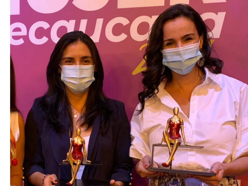 Lya Paola Sierra obtuvo el Galardón de la Mujer Vallecaucana en el ámbito científico educativo Lya Paola Sierra obtuvo el Galardón de la Mujer Vallecaucana en el ámbito científico educativo