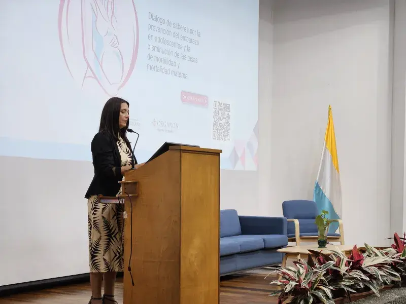 Dra. Claudia Vivas, Directora de la Maestría de Gerencia de Organizaciones de Salud, brondando los saludos de bienvenida al II Foro Andino Por la Salud de Ellas, en el Auditorio Los Almendros de la Javeriana Cali